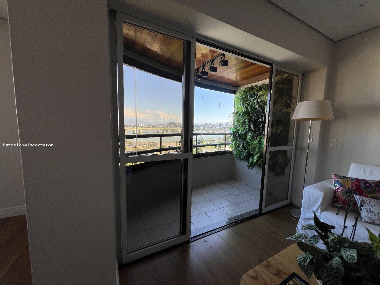 Apartamento para Venda em Florianópolis, Centro, 3 dormitórios, 1 suíte, 3 banheiros, 2 vagas - foto 1